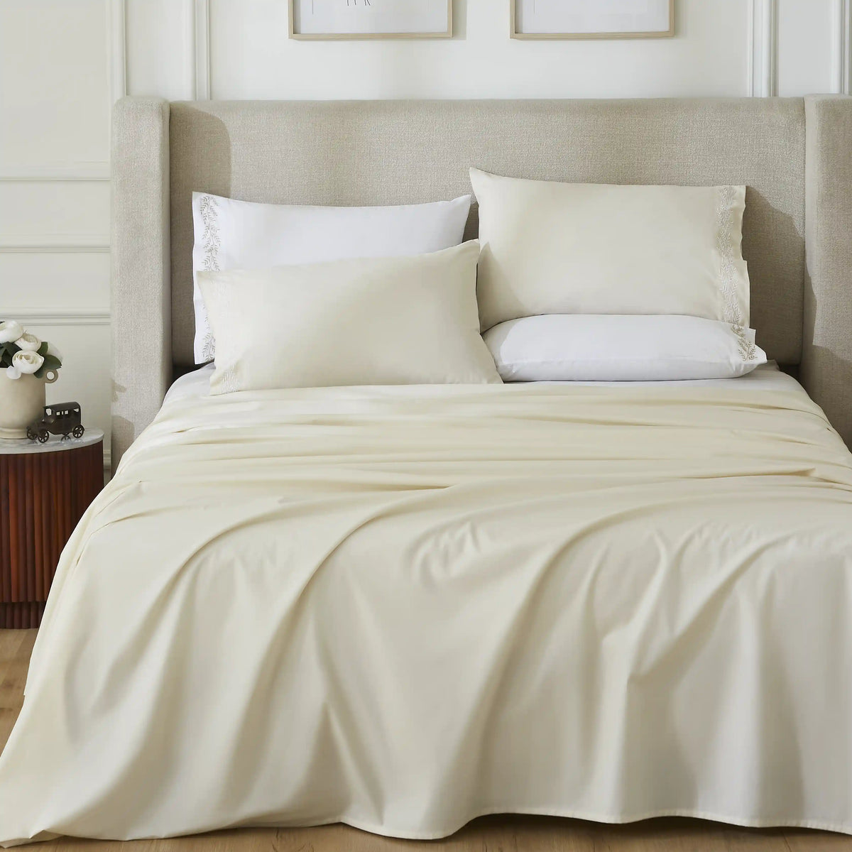 Nargis: Hotel-Crisp Bedsheet Ivory
