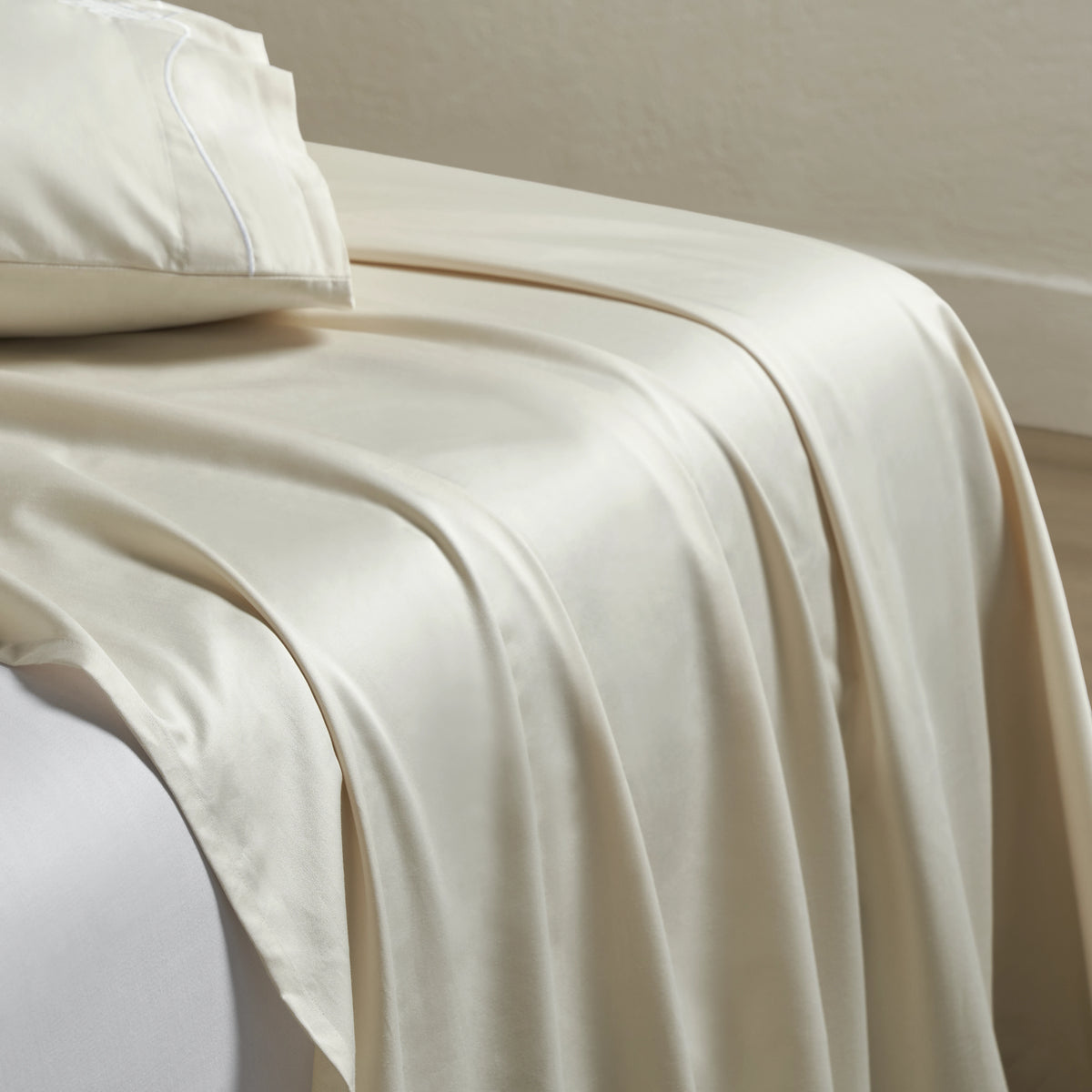 Raatrani: Soft & Cozy Bedsheet Ivory